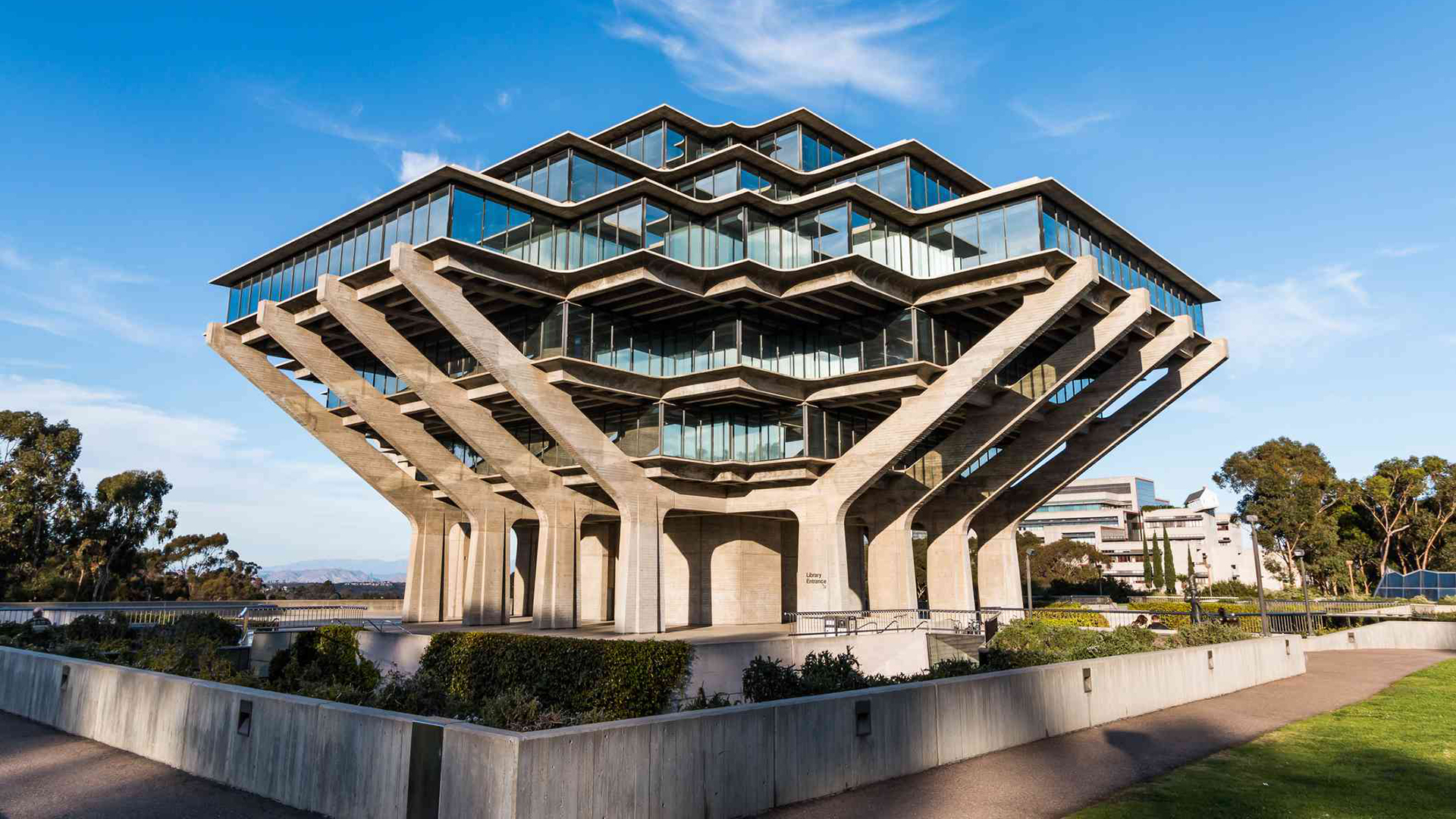 Chương trình ngôn ngữ di sản tại Đại học California, San Diego: Sự phát triển & thách thức